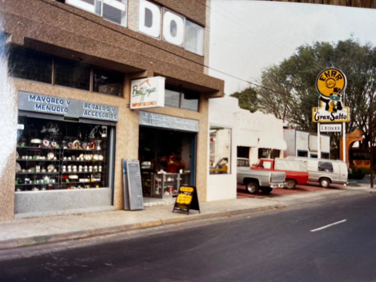 Fotografía antigua de la fachada del negocio familiar en sus primeros años