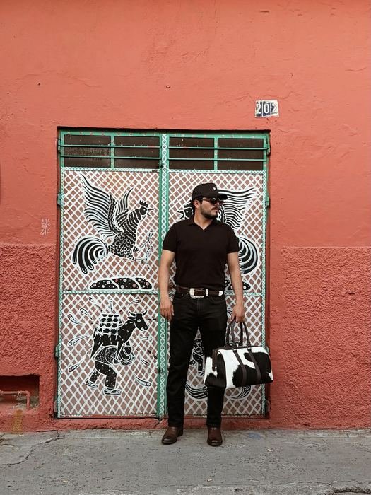 Maleta de piel con pelo, en una calle de Tlaquepaque